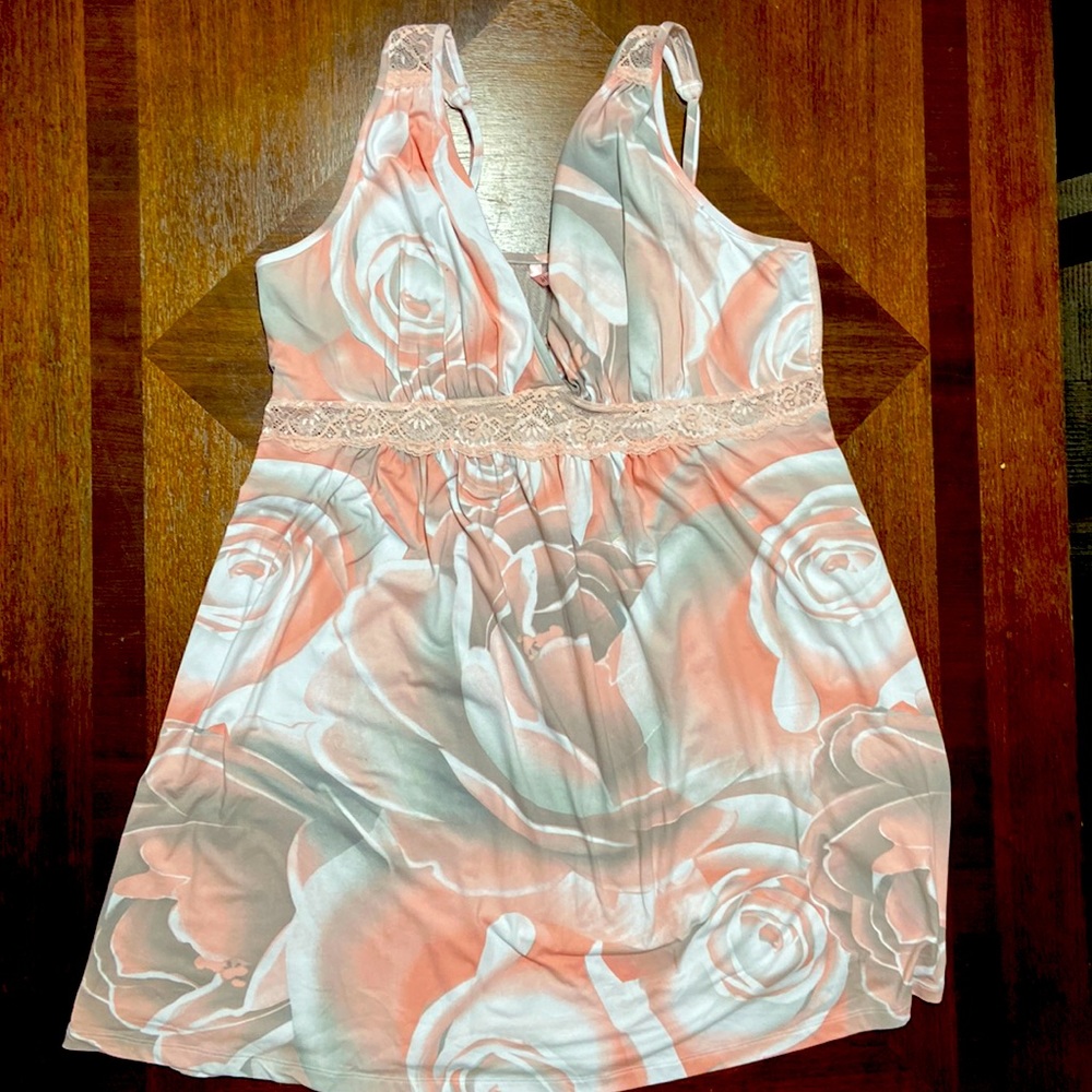 Woman lacy sleep wear/gown